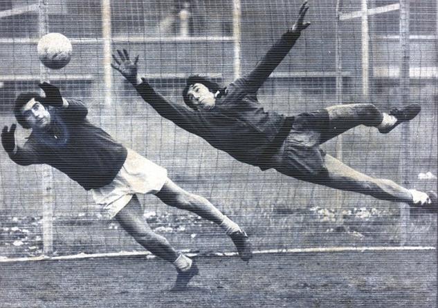 Name:  2EDAF16E00000578-3358587-Peter_Shilton_trains_with_Banks_at_the_Stoke_ground_where_the_tw-m-62_1.jpg
Views: 60
Size:  63.3 KB