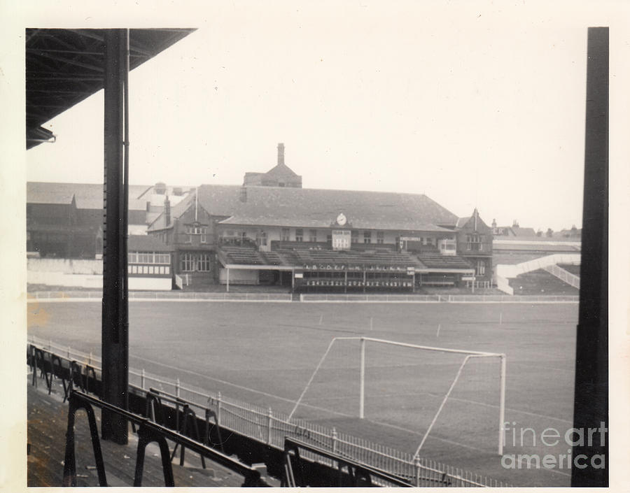 Name:  sheffield-united-bramall-lane-cricket-pavilion-1-bw-1960s-legendary-football-grounds.jpg
Views: 233
Size:  70.2 KB